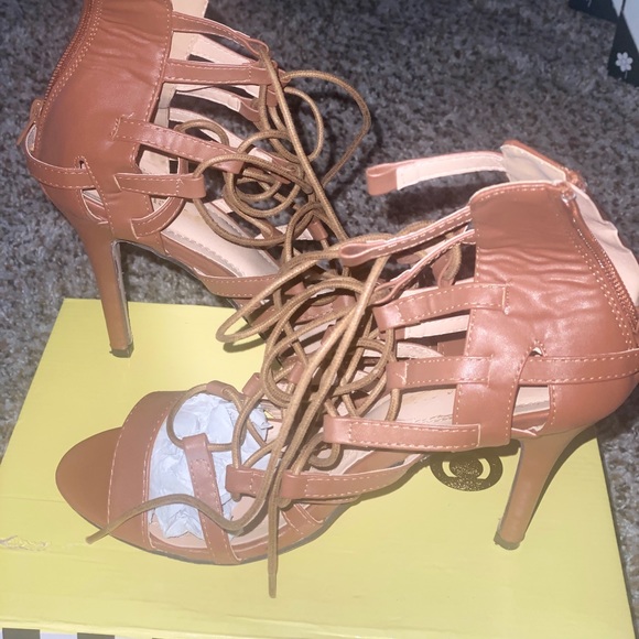 Chase & Chloe Edward-47 Tan heels w/straps - Picture 5 of 5